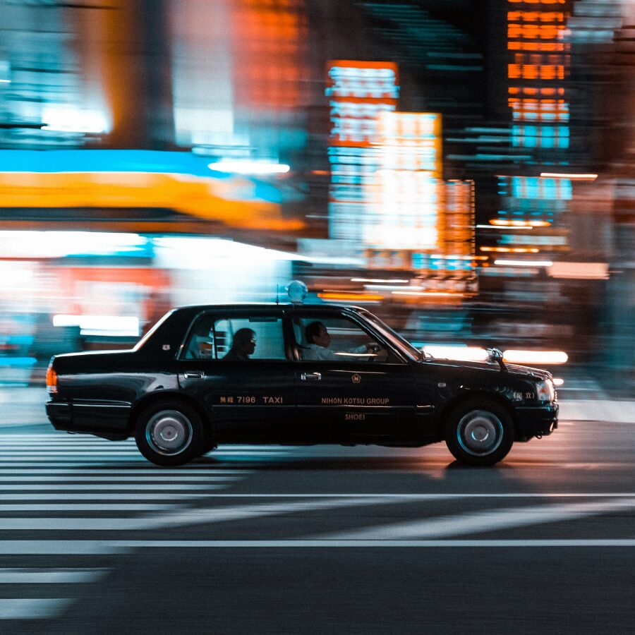 夜の街を走るタクシー