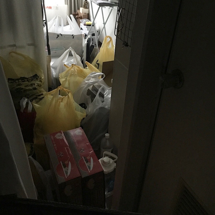 商品に埋もれたワンルーム